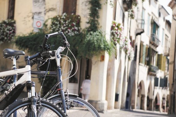 Dames en Herenfiets in Italiaans straatje. 